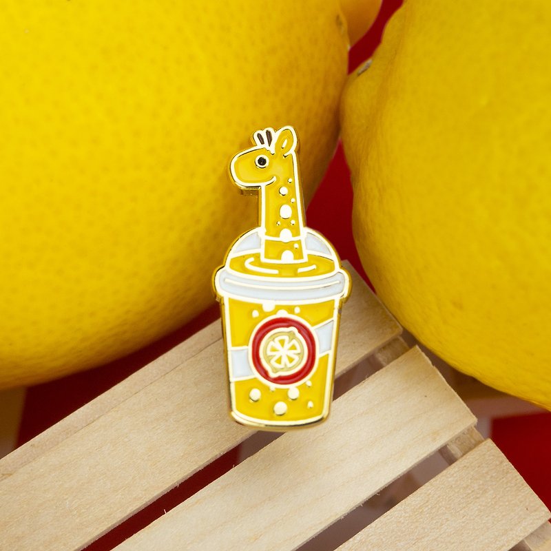 Giraffe Lemonade Enamel Pin - เข็มกลัด - โลหะ สีเหลือง