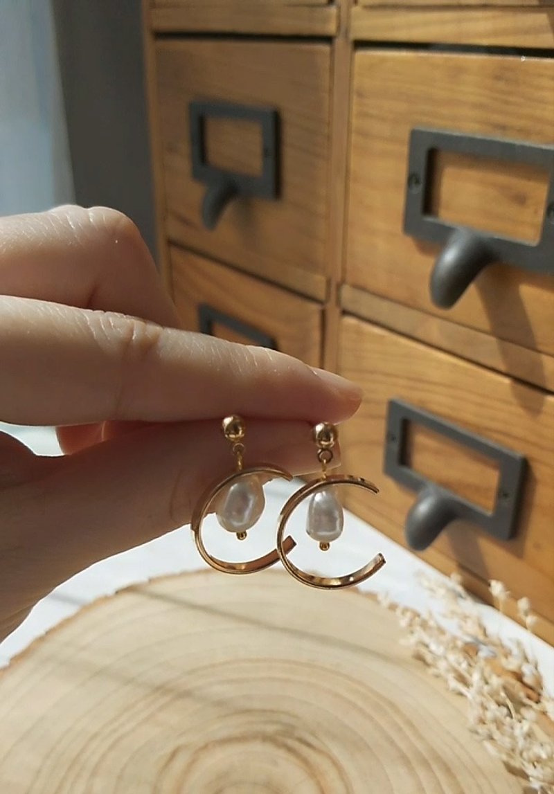 Simple and irregular freshwater pearls with C ring dangling retro earrings, ear pins, Clip-On, graduation gifts - Earrings & Clip-ons - Pearl White