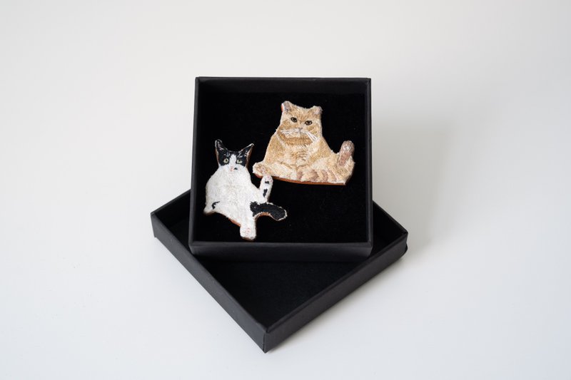 【客製】2個貓咪刺繡扣針 - 徽章/別針 - 繡線 