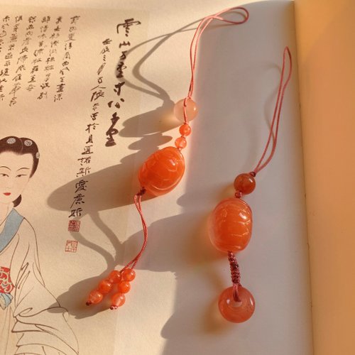 恰逢攬日閑 手作 手作 宜相照。天然南紅富甲一方雕刻復古編織手機繩 閨蜜情侶掛繩