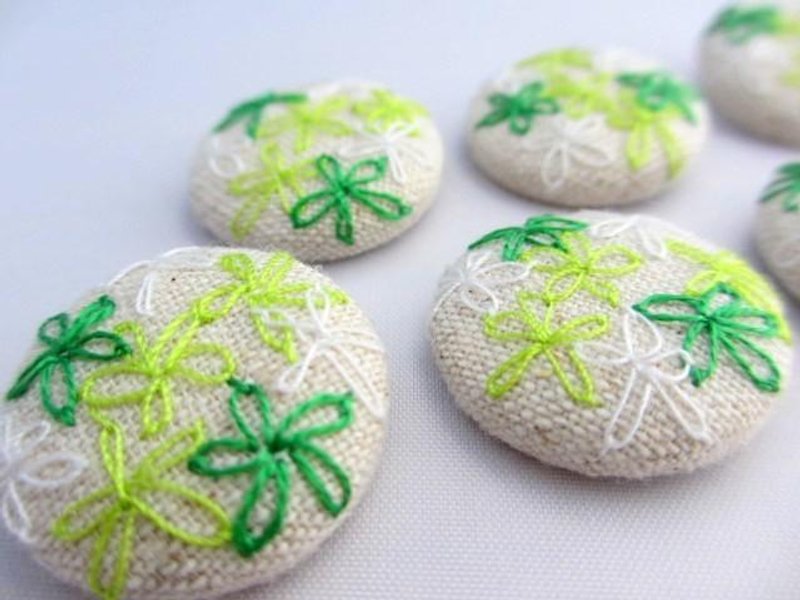 Flower embroidery walnut button 6*green* - เย็บปัก/ถักทอ/ใยขนแกะ - ผ้าฝ้าย/ผ้าลินิน สีเขียว