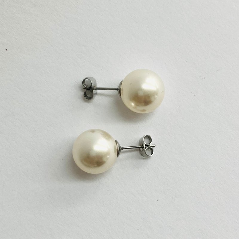 貝パールピアス/約12mm/ホワイトベージュ/made in japan - 耳環/耳夾/耳骨夾 - 貝殼 白色