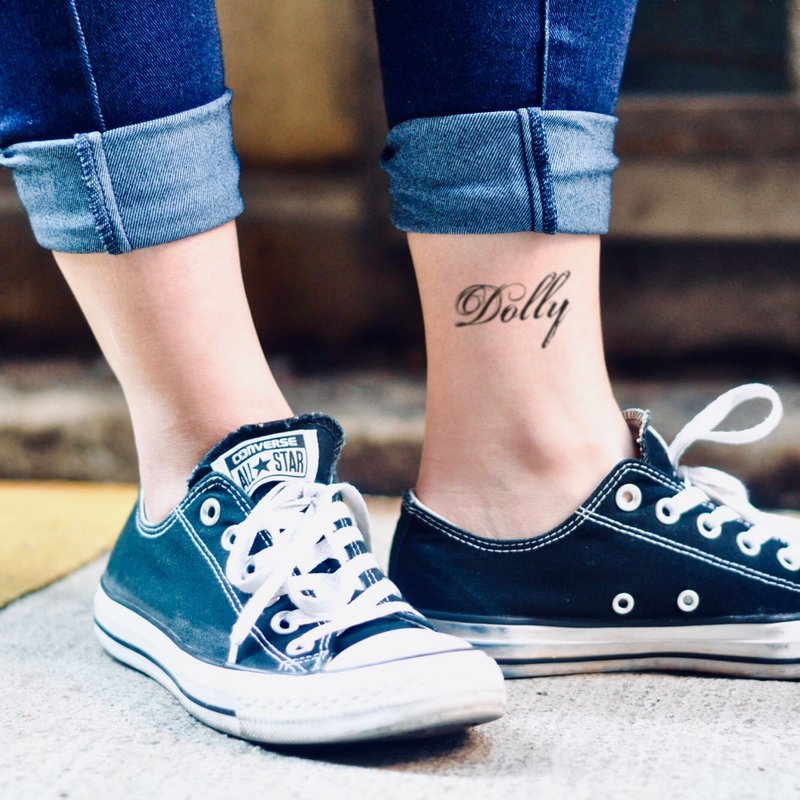 OhMyTat 多莉英文名字 Dolly Name 刺青圖案紋身貼紙 (2 張) - 紋身貼紙/刺青貼紙 - 紙 黑色