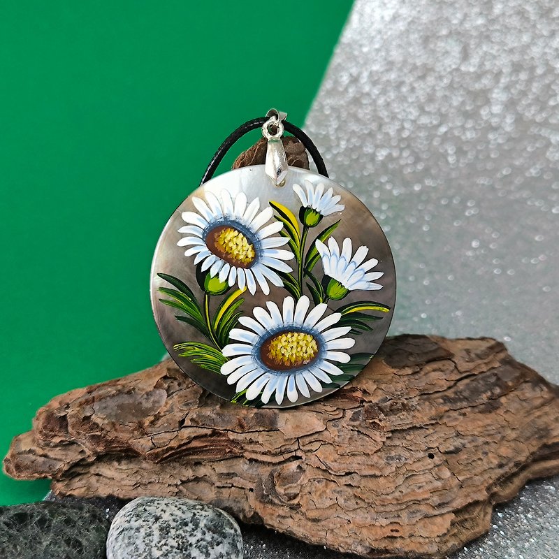 Pearl pendant necklace: Elegant Daisies hand painted on lacquer art pendants - สร้อยคอ - เปลือกหอย ขาว