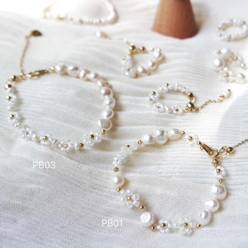 Chamomile Garden . Freshwater Pearls Bracelet - สร้อยข้อมือ - ไข่มุก ขาว