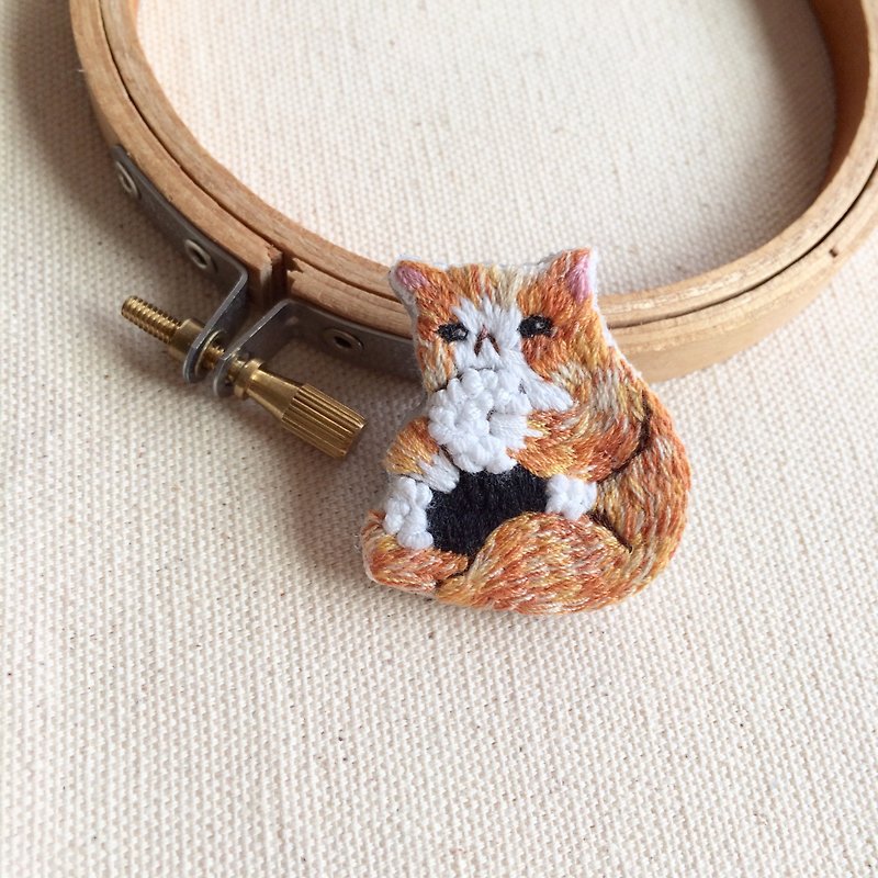 Hand-made embroidery * greedy cat with big balls pins - Brooches - Thread Orange