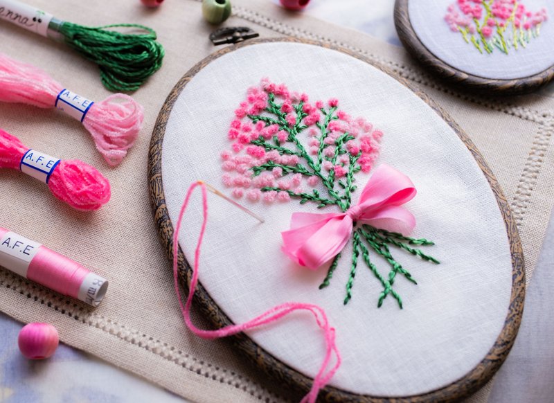 カリフォルニアローズの花の刺繍制作キット　大きい枠で　しっかり刺繍したい方へ - 編織/刺繡/羊毛氈/縫紉 - 繡線 粉紅色