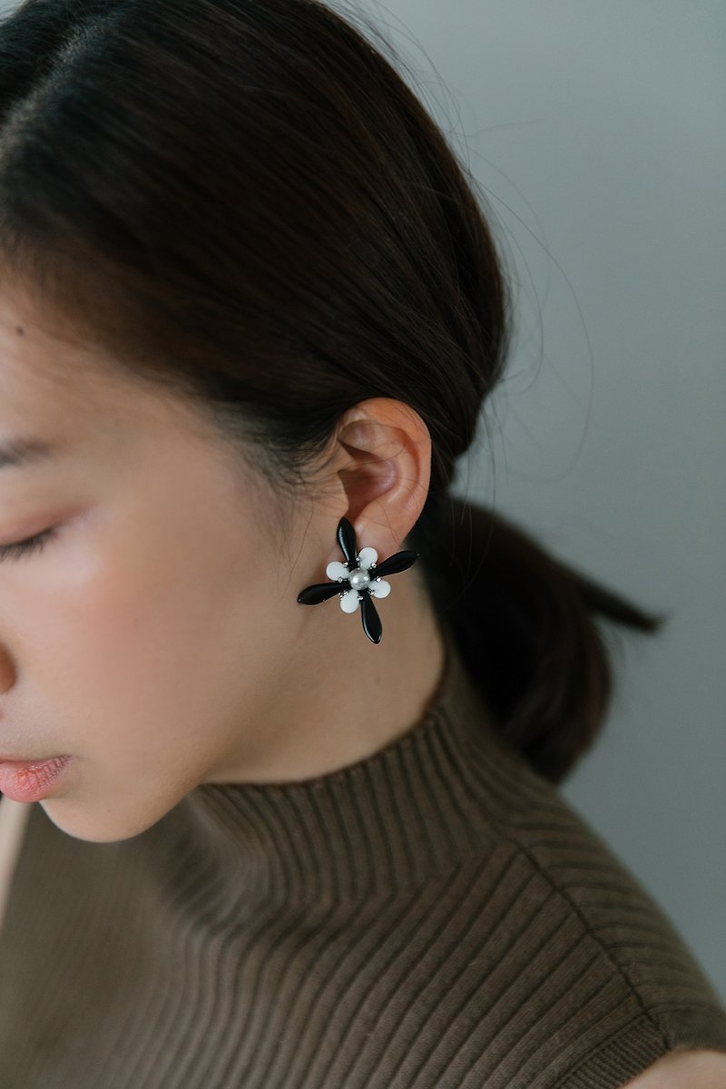 Black light in the ear - hand made flower glass ear / ear clip - Earrings & Clip-ons - Glass 