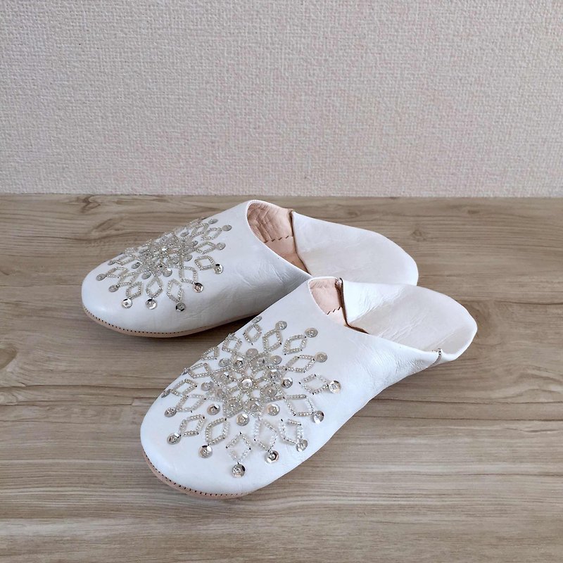 再販　手縫い刺繍の上品バブーシュ ( slippers)　ノアラ　ブラン×シルバー - その他 - 革 ホワイト