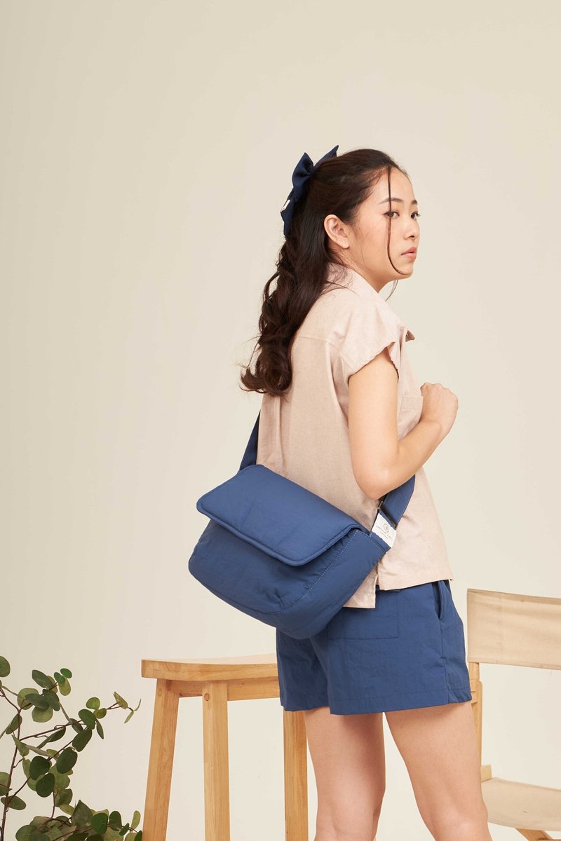 PIE - nylon puffy crossbody bag (navy) - กระเป๋าถือ - ไนลอน สีน้ำเงิน