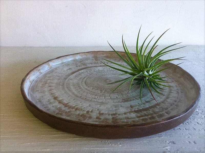 平らで手つかずのセラミック製の平板皿 - 皿・プレート - 陶器 ブラウン