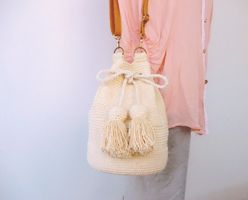 Original leather sole WAYUU hand crochet bag drawstring bag shoulder bag cross body bag - กระเป๋าแมสเซนเจอร์ - ผ้าฝ้าย/ผ้าลินิน ขาว