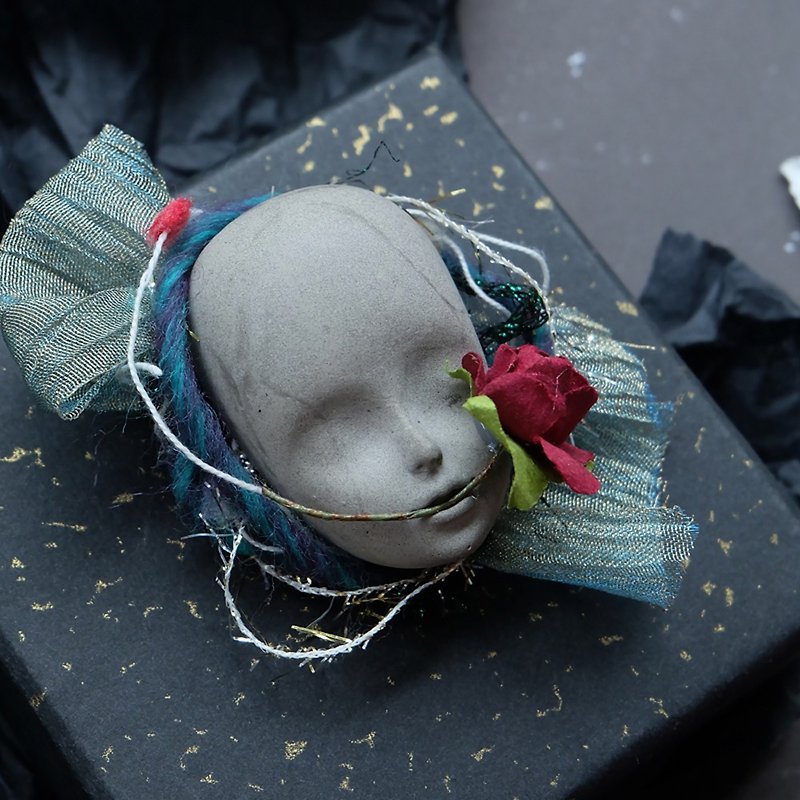 路易 復古哥特風 個性小眾自製 古董水泥娃娃臉禮物胸針 - 胸針/心口針 - 水泥 灰色