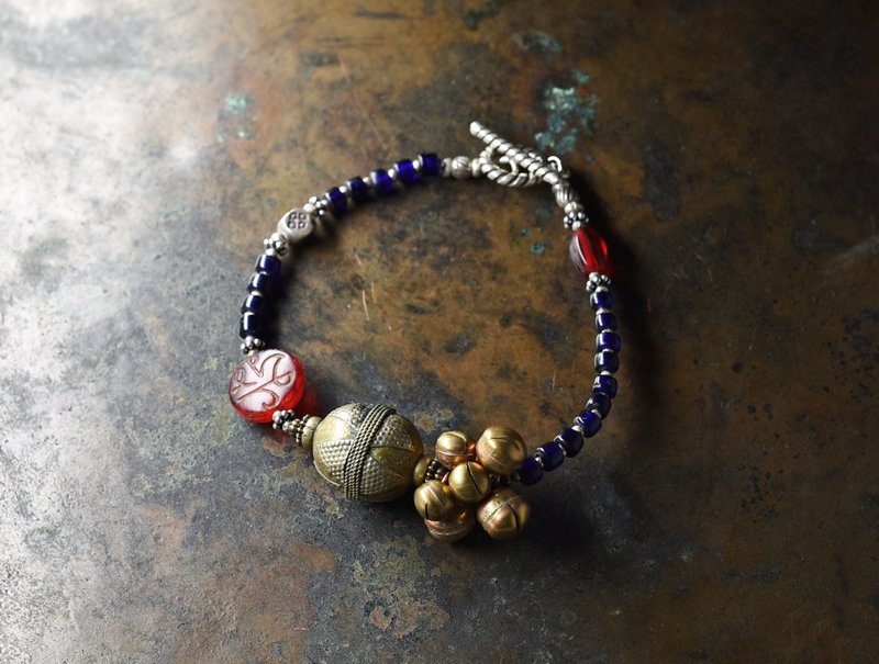 トルクメニスタン細工ビーズとたわわな鈴、聖者のビーズと瑠璃色ビーズのブレス - ブレスレット - ガラス ブルー