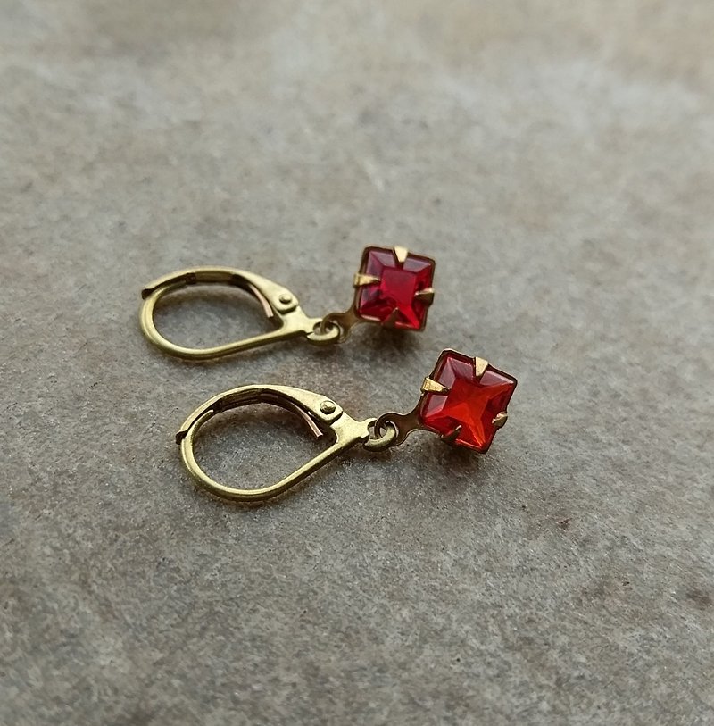簡約亮紅古董玻璃耳環 - 耳環/耳夾 - 玻璃 紅色