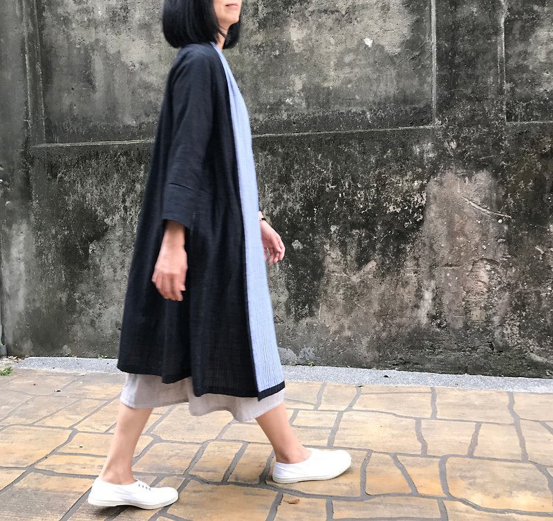 [神秘森林]  黑色VS.藍白條紋特殊  雙色雙層棉紗，圍巾領罩衫外套  100%COTTON  設計師藏布製作/只有一件 - 女大衣/外套 - 棉．麻 