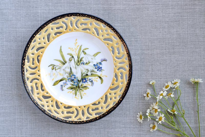 Hand-painted on-glaze porcelain painting-snowdrop (primrose) Galanthus~Cake (Dessert) Plate - จานและถาด - เครื่องลายคราม สีเหลือง