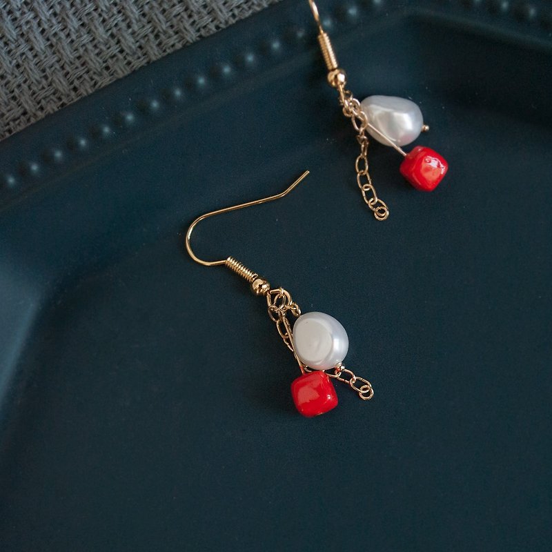 TeaTime / White + Red Pearl Earrings / Original Handmade System Temperament Sensitive Pearl Import Material Earrings Earrings - ต่างหู - กระดาษ สีแดง
