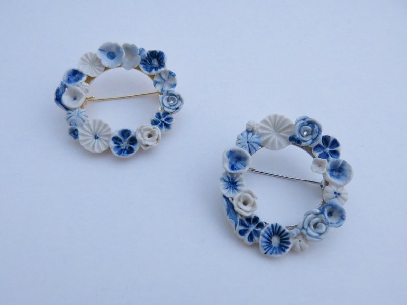 Limited Edition Ensemble White Porcelain Round Brooch / Wreath - เข็มกลัด - เครื่องลายคราม สีน้ำเงิน