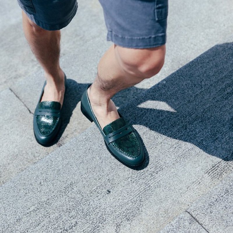 ハンドステッチの革の靴古典的な黒と緑のヘビカルフール男性 - スリッポン メンズ - 革 グリーン