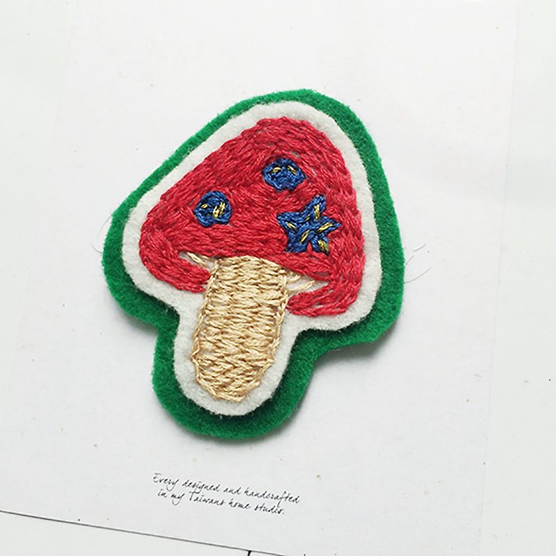 Cha mimi。手工刺繡 Love embroidery!-紅色蘑菇 - 胸針/心口針 - 棉．麻 紅色