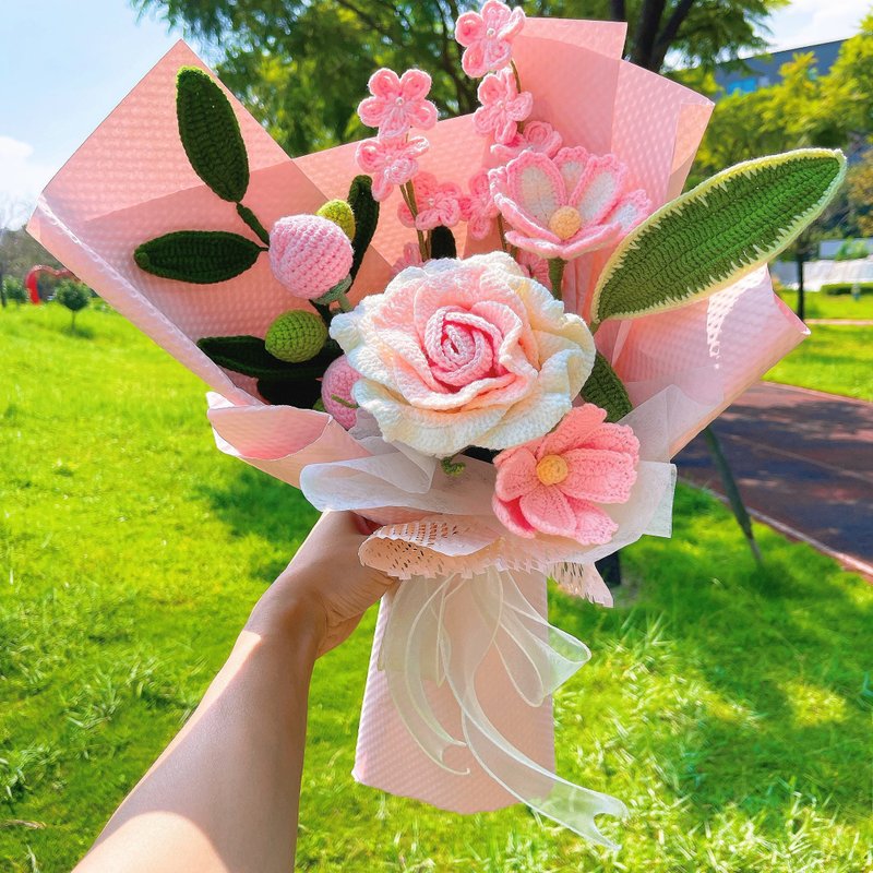 Handcrafted Crochet Bouquet with Large Pink Roses, Forget-Me-Nots - ช่อดอกไม้แห้ง - ผ้าฝ้าย/ผ้าลินิน สึชมพู