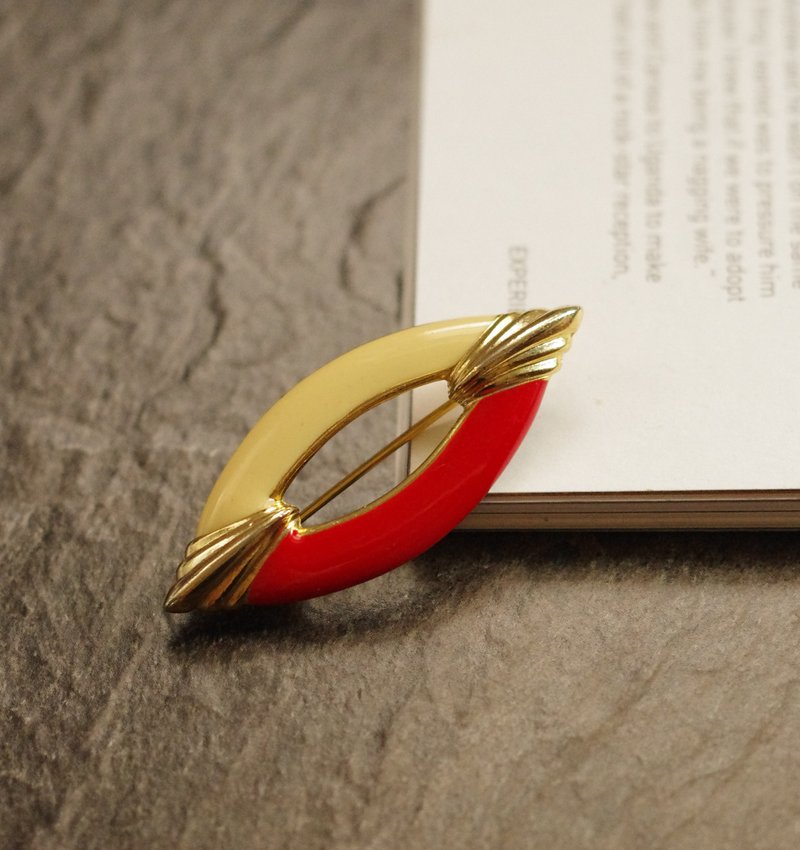 Old and good antique jewelry gold tip two-color enamel red and white brooch B1993 - เข็มกลัด - โลหะ สีทอง