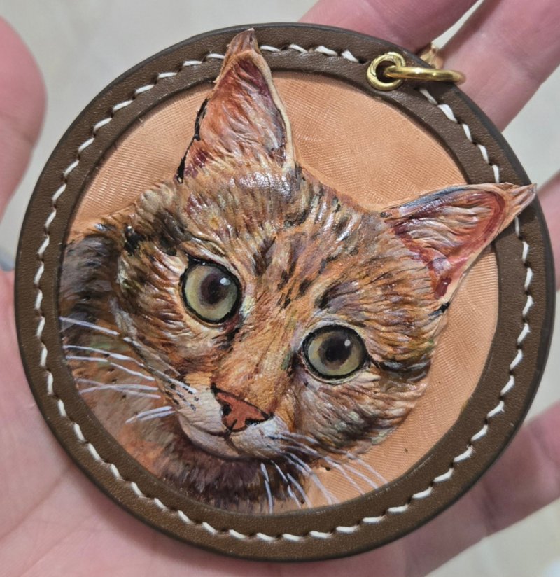 手作寵物皮雕吊飾 - 吊飾/掛飾 - 真皮 卡其色