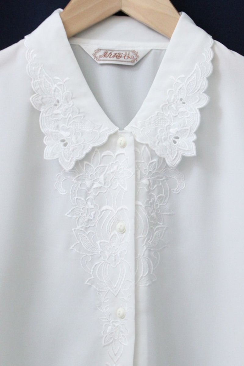 【RE0511T1495】精緻花朵刺繡白色古著襯衫 - 女襯衫 - 聚酯纖維 白色