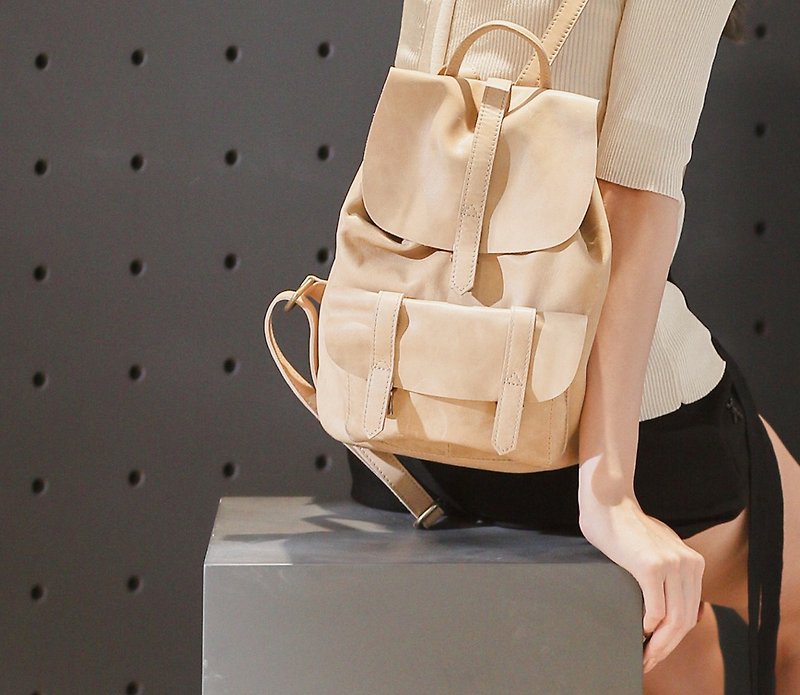 Small pocket buckle buckle medium back backpack shape beige - กระเป๋าเอกสาร - หนังแท้ สีเหลือง