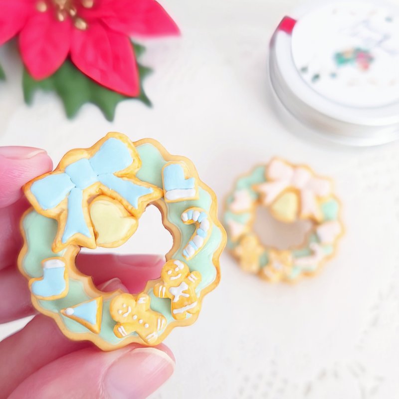 Light-colored Christmas wreath-style brooch [light blue] - เข็มกลัด - ดินเหนียว สีน้ำเงิน