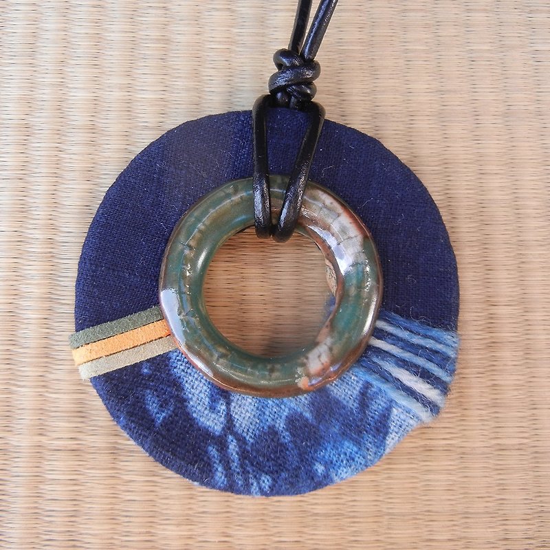 The interweaving movement of dyeing, dyeing and pottery // Necklace - Necklaces - Wood 
