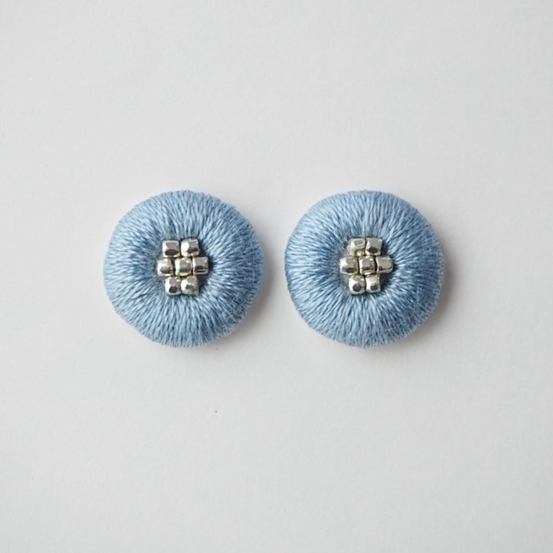 刺繍ピアスorイヤリング　ニュアンスブルー　春夏　シンプル - 耳環/耳夾/耳骨夾 - 繡線 藍色