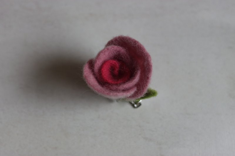 Pink gradation natural plant dyed rose brooch and hairpin customized - เข็มกลัด - ขนแกะ สึชมพู