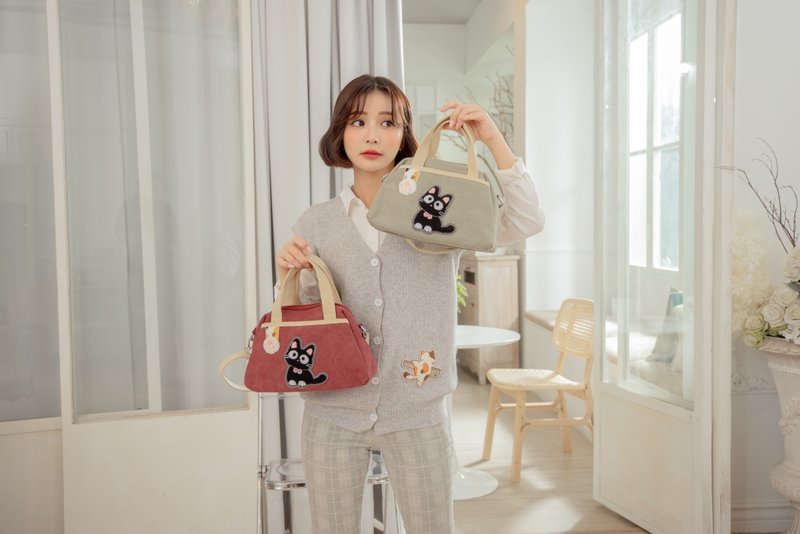 Little black cat washed towel embroidered portable crossbody/two-purpose bag [320005] - กระเป๋าแมสเซนเจอร์ - ผ้าฝ้าย/ผ้าลินิน สีแดง