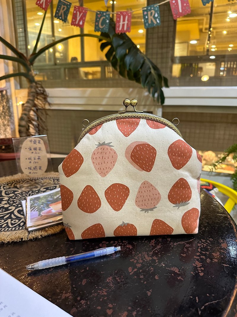 Strawberry Cream Kiss Lock Bag[Exchange Gift] - กระเป๋าแมสเซนเจอร์ - ผ้าฝ้าย/ผ้าลินิน ขาว