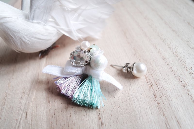 Hand-beaded Cotton pearls Jewelry with Tassels Earrings/Ear-clips - ต่างหู - วัสดุอื่นๆ 