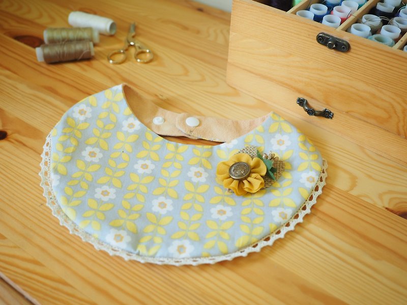 Handmade Baby Bib and corsage/ hair clip set - ผ้ากันเปื้อน - ผ้าฝ้าย/ผ้าลินิน สีเหลือง