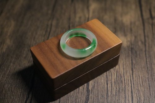 繡娘 玉石冰種飄花戒指翠綠色玉戒指環搭配胡桃木戒指盒可刻字