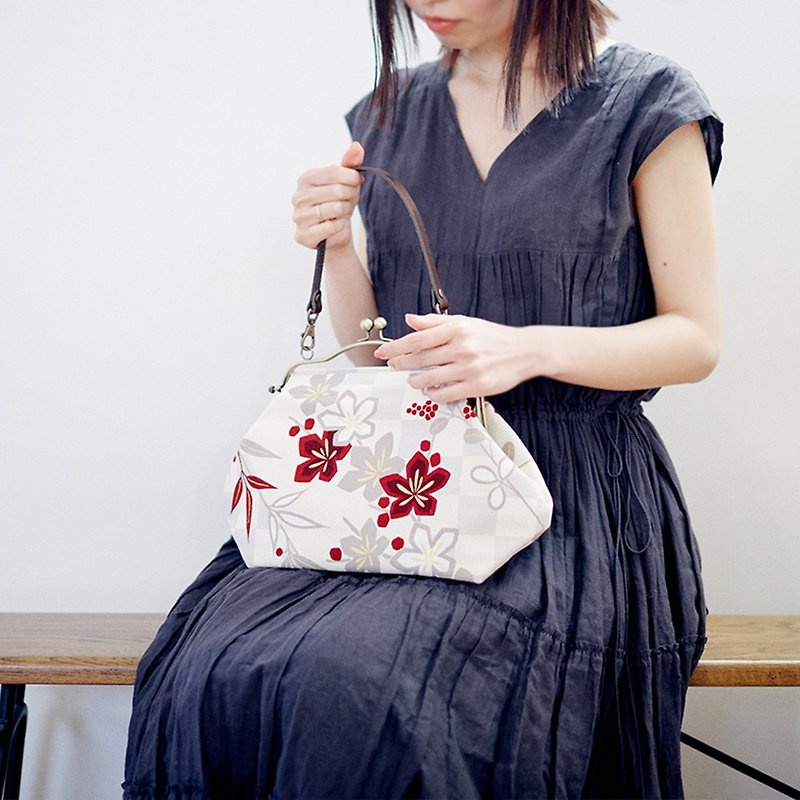 Horizontal Benly Kiss lock bag Bag Ichimatsu Ume [Made in Japan] - Handbags & Totes - Cotton & Hemp White