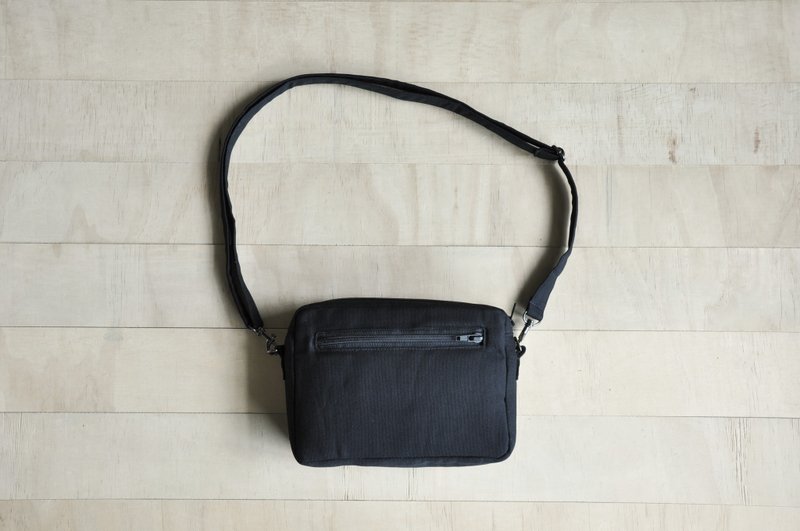 ENDURE/Black Canvas Side Back Mini Bag - กระเป๋าแมสเซนเจอร์ - ผ้าฝ้าย/ผ้าลินิน สีดำ