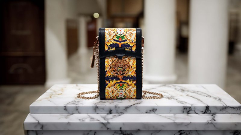 ANDERLOS designer classical art Zhang Le printed mobile phone bag - กระเป๋าแมสเซนเจอร์ - หนังแท้ สีดำ