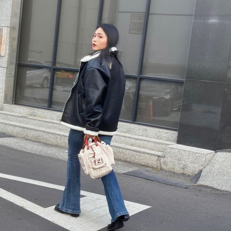 【DOUGHNUT】6.5インチ 撥水加工 斜め・横・後ろ用3用途に使える環境に優しい小型バケツバッグ- 石 TDW - ナップサック - サステナブル素材 ホワイト