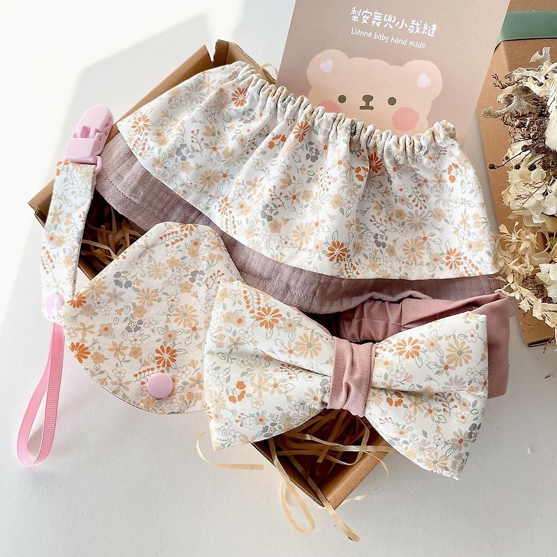 法國粉藕花卉 彌月禮盒 手工荷葉圍兜+寶寶髮帶 滿月禮 - 滿月禮物 - 棉．麻 