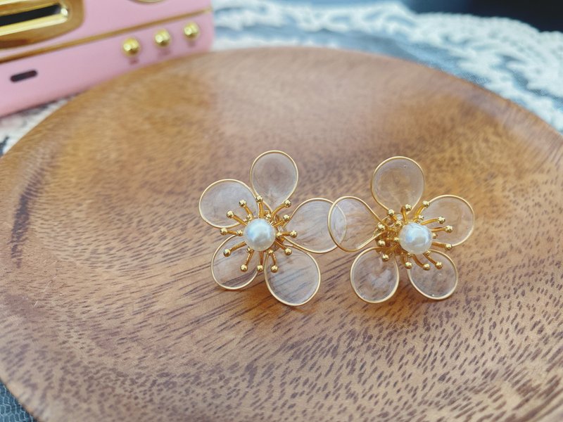 Cinnamon Leaf-Handmade Resin/Floral Liquid/UV Glue/Crystal Flower Small Fresh Pearl White 925 Silver Earrings - Earrings & Clip-ons - Resin 