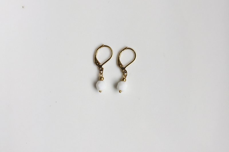 小白 黃銅玻璃珠造型耳環 - 耳環/耳夾 - 其他金屬 白色