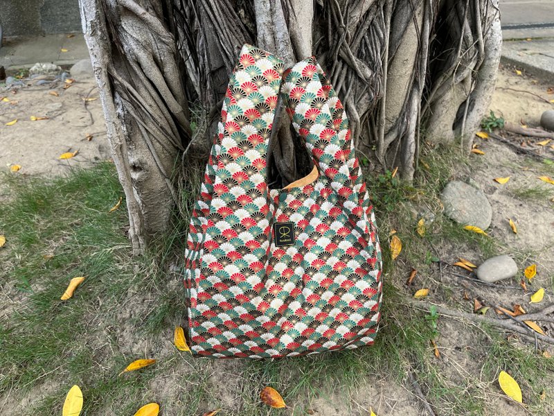 RuruRoad - Japanese lunch bag - Chrysanthemum green and red flower - Handbags & Totes - Cotton & Hemp Green