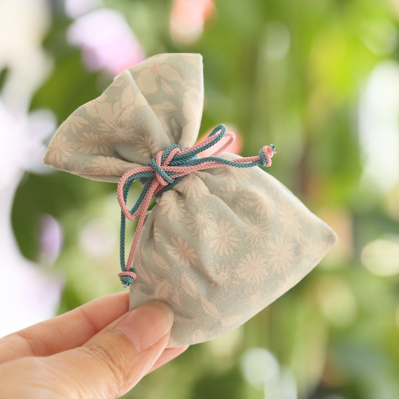 Happy happy accessories smell bags chrysanthemum - น้ำหอม - ผ้าฝ้าย/ผ้าลินิน สีน้ำเงิน