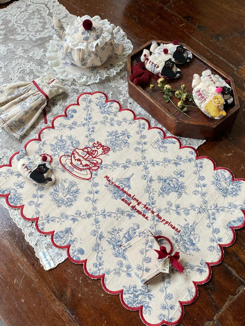 Teapot Hand-Embroidered Table Mat - ผ้ารองโต๊ะ/ของตกแต่ง - ผ้าฝ้าย/ผ้าลินิน สีน้ำเงิน