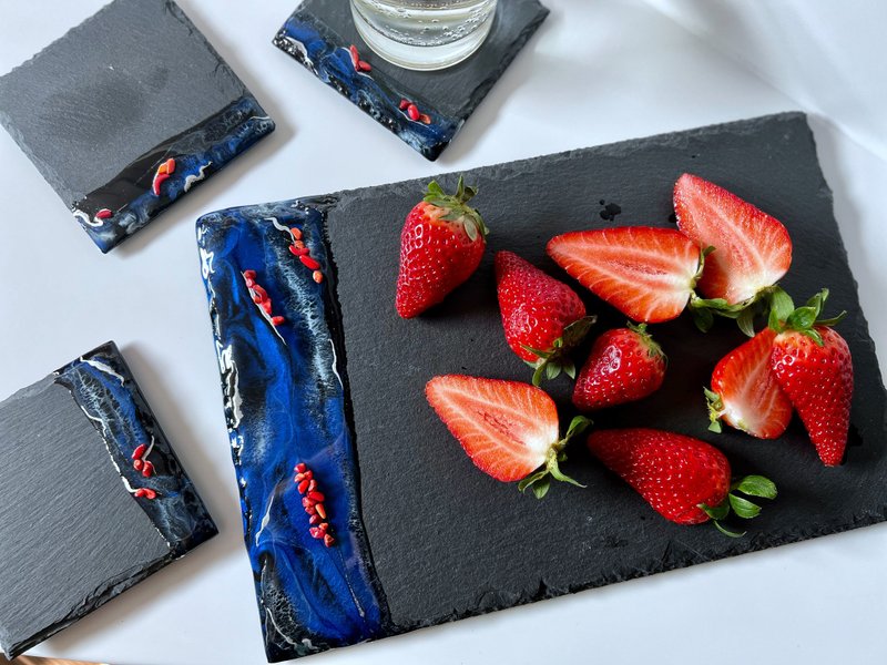 Blue resin slate coaster with natural coral. Cutting board 藍染 盤 盤子 餐盤 托盤餐盤 砧板 - 托盤/砧板 - 樹脂 藍色